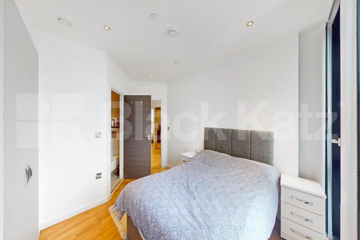 Stylish & contemporary & boasting 830 Sq. Ft. of living & entertaining space The Ceramic Building - Newington Causeway , Borough